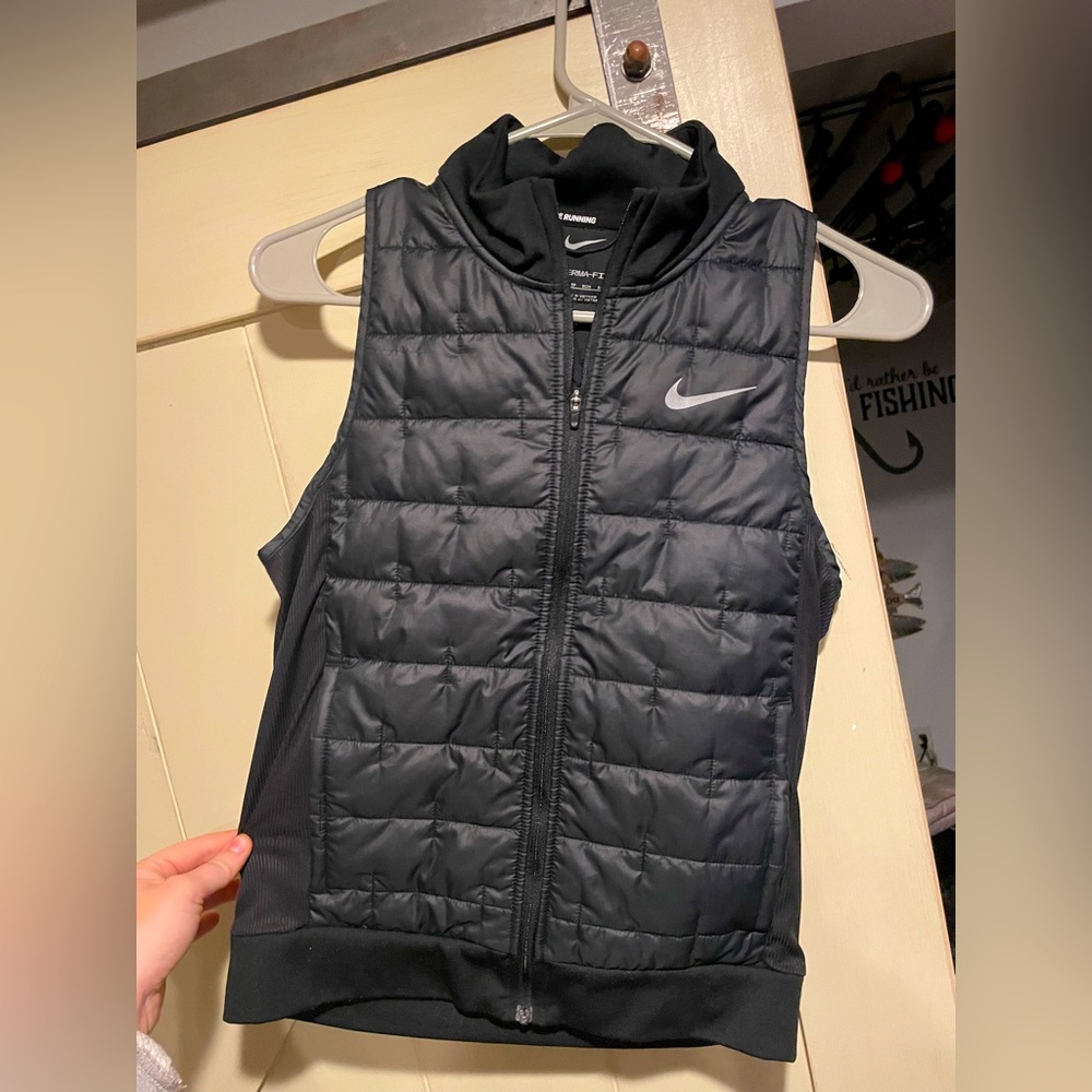 XS Black Nike puff vest, form fitted, good as new and only worn once!